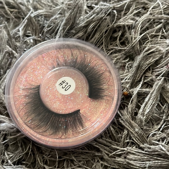 Lashes - Picture 8 of 10